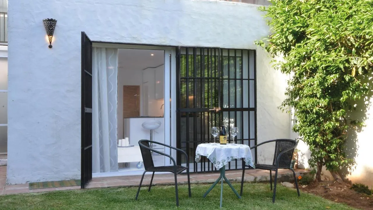 Lovely Frontline Beach Apartment Sitio de Calahonda